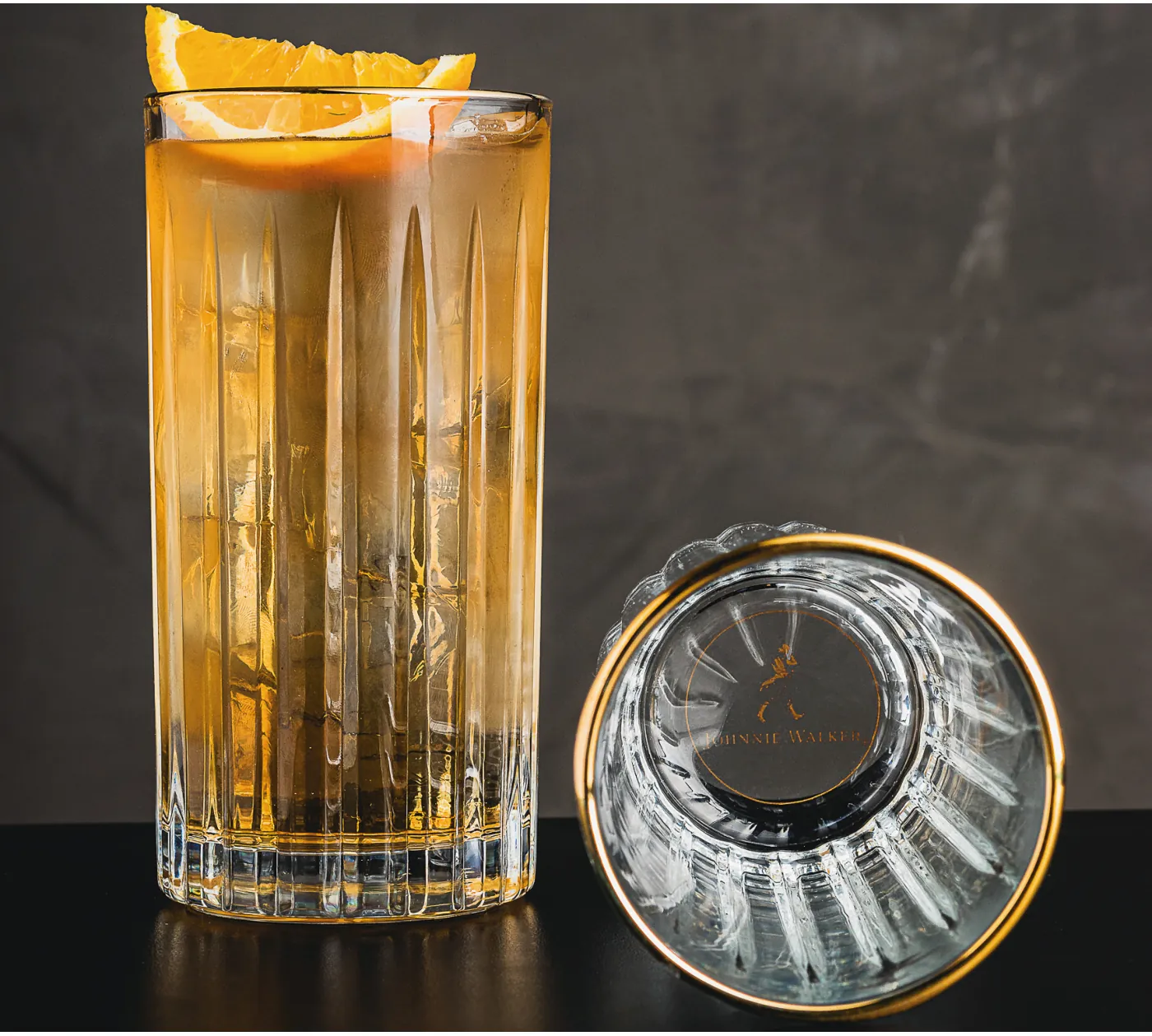 Copos long drink com gravação dourada e fundo decorado