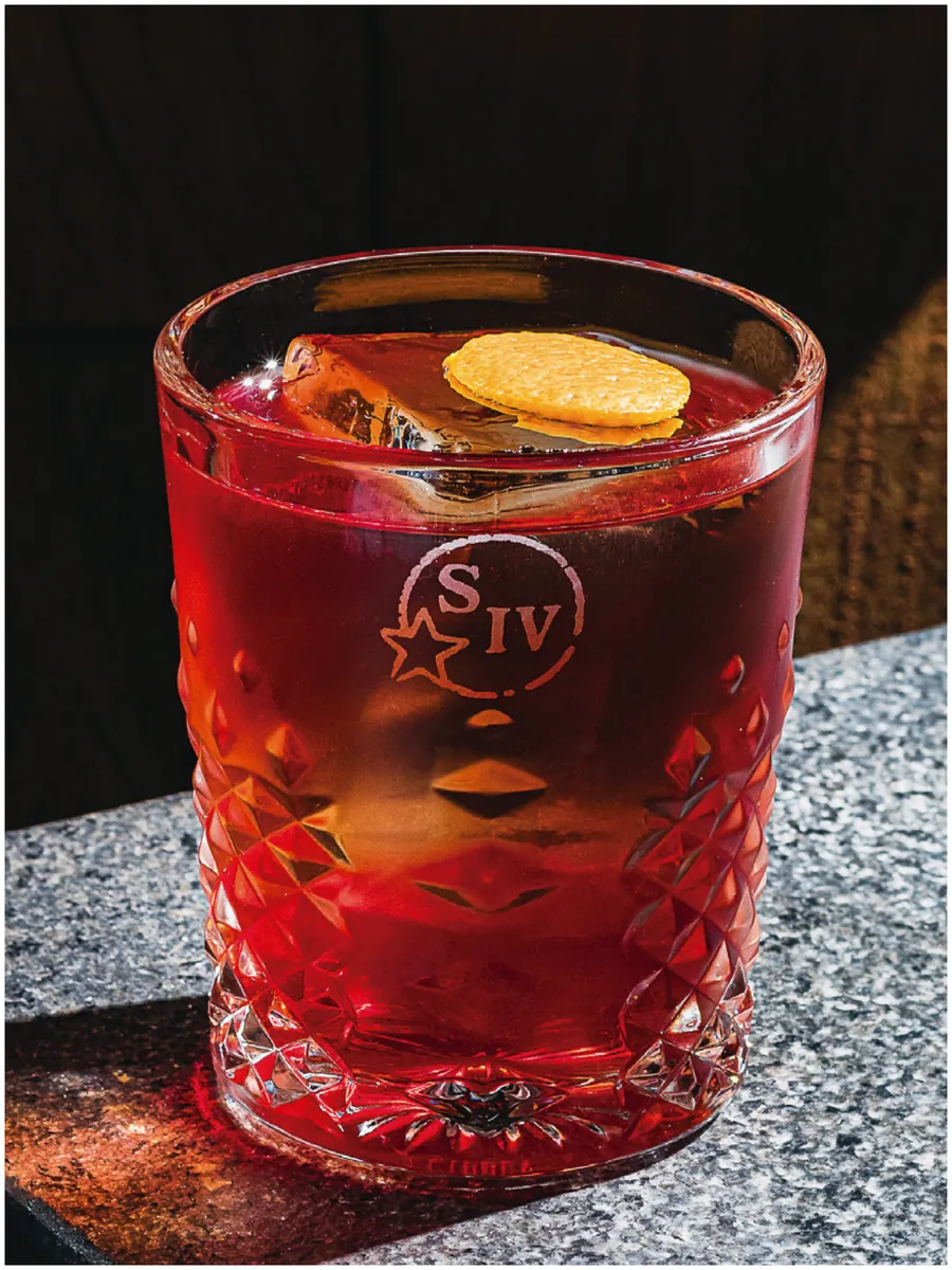 Copo old fashioned com gravação de marca servindo drink vermelho com gelo